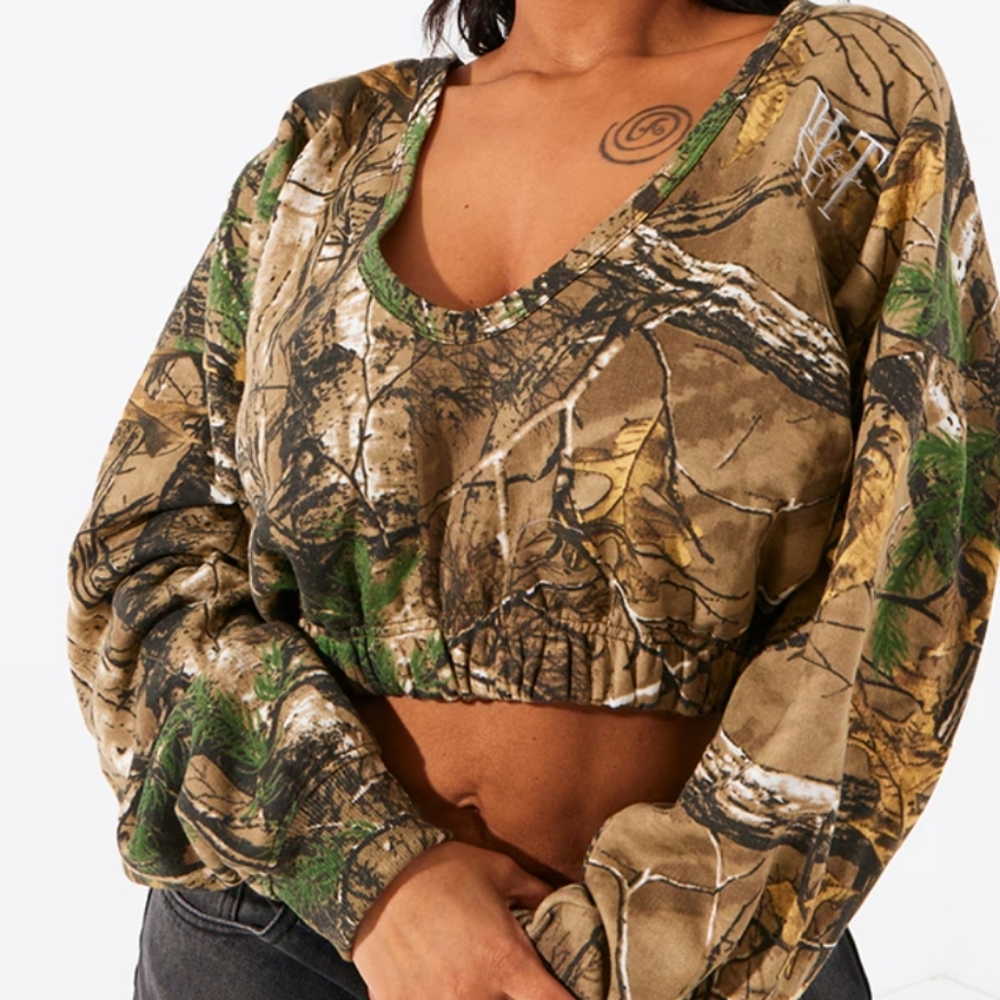 PrettyLittleThing SHAPE KHAKI CAMO PRINT WASHED EMBROIDERED DETAIL SWEATSHIRT
